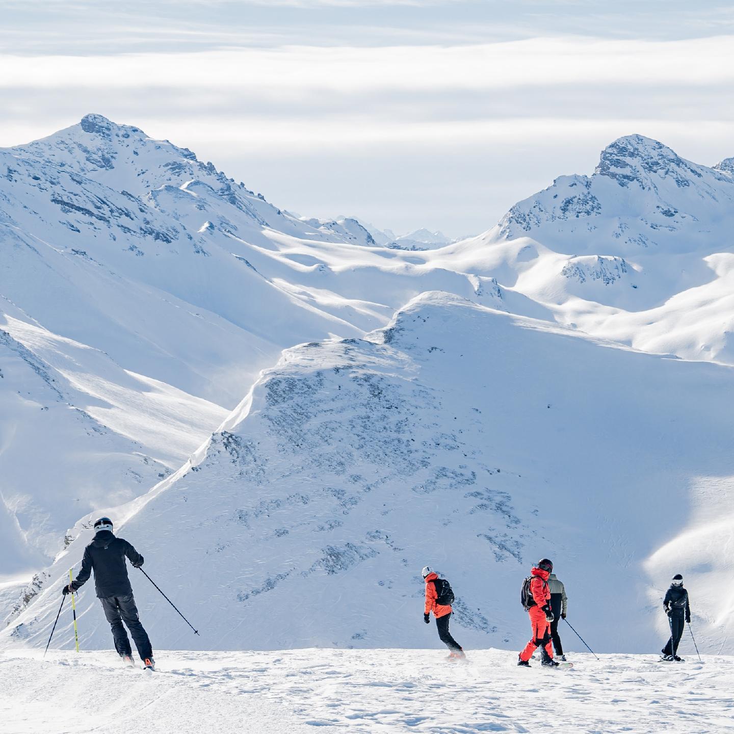 Groupe de skieurs et snowboarders