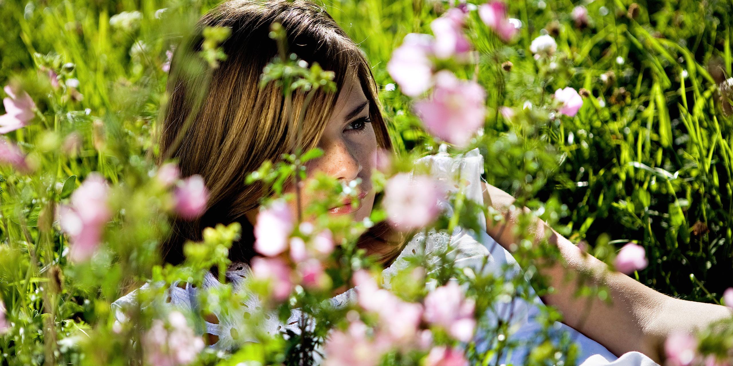 Jeune fille dans un champ de fleurs