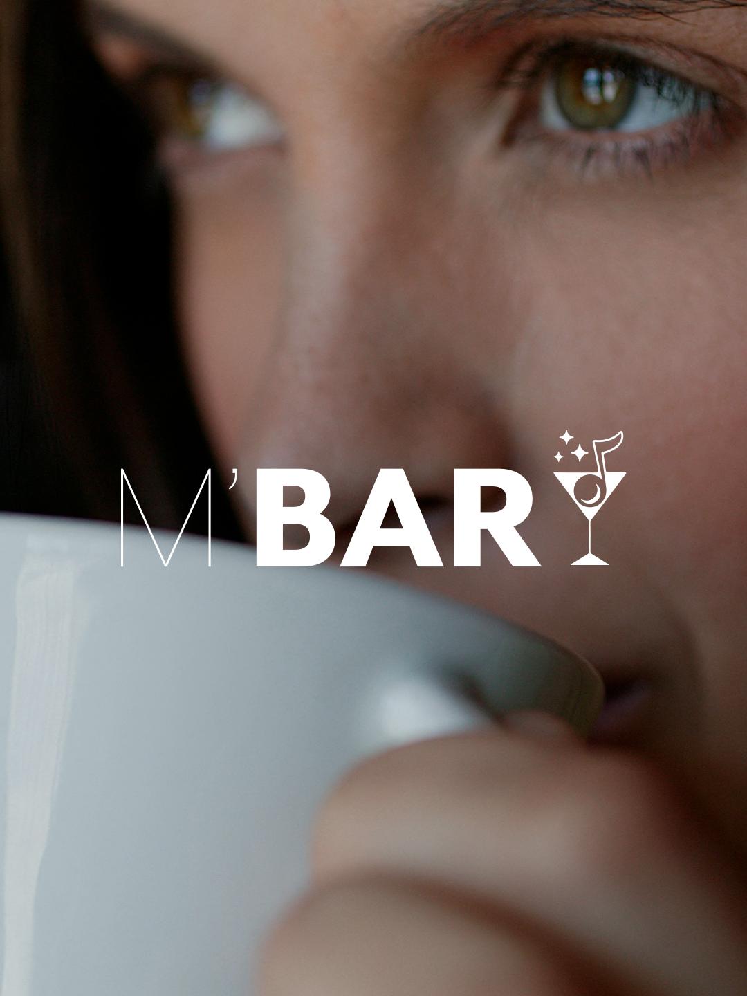 M'Bar - Bar lounge & Cosy - Une femme est en train de boire un café au M'Bar