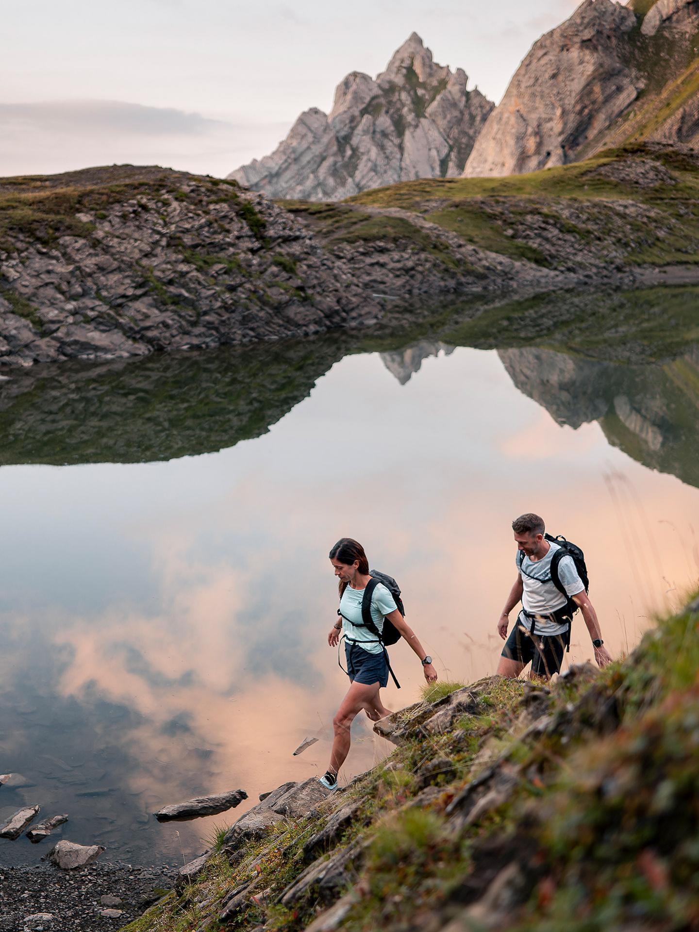 Destination Le Grand-Bornand - Couple en randonnée