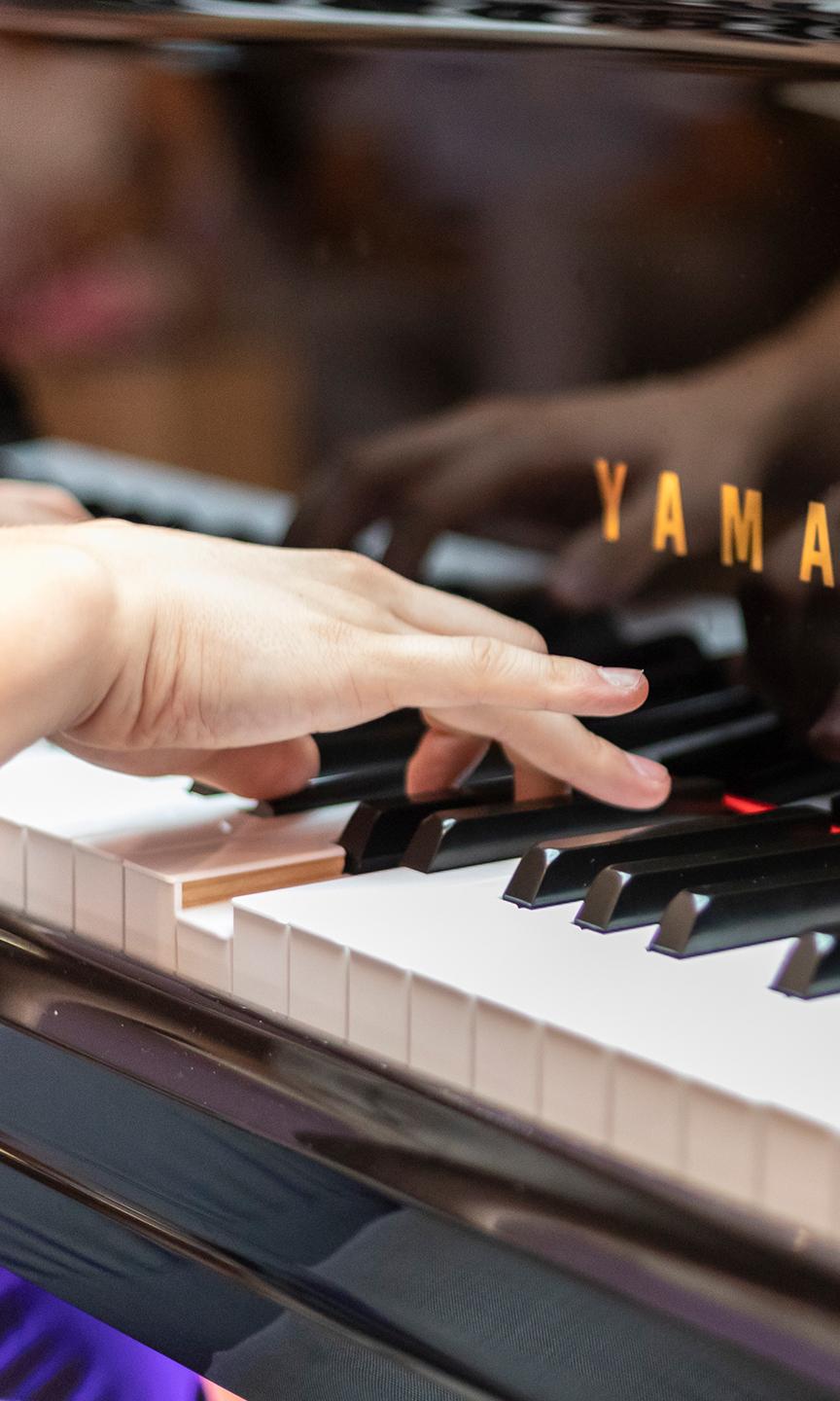 Un musicien joue du piano lors d'une soirée concert Piano Bar