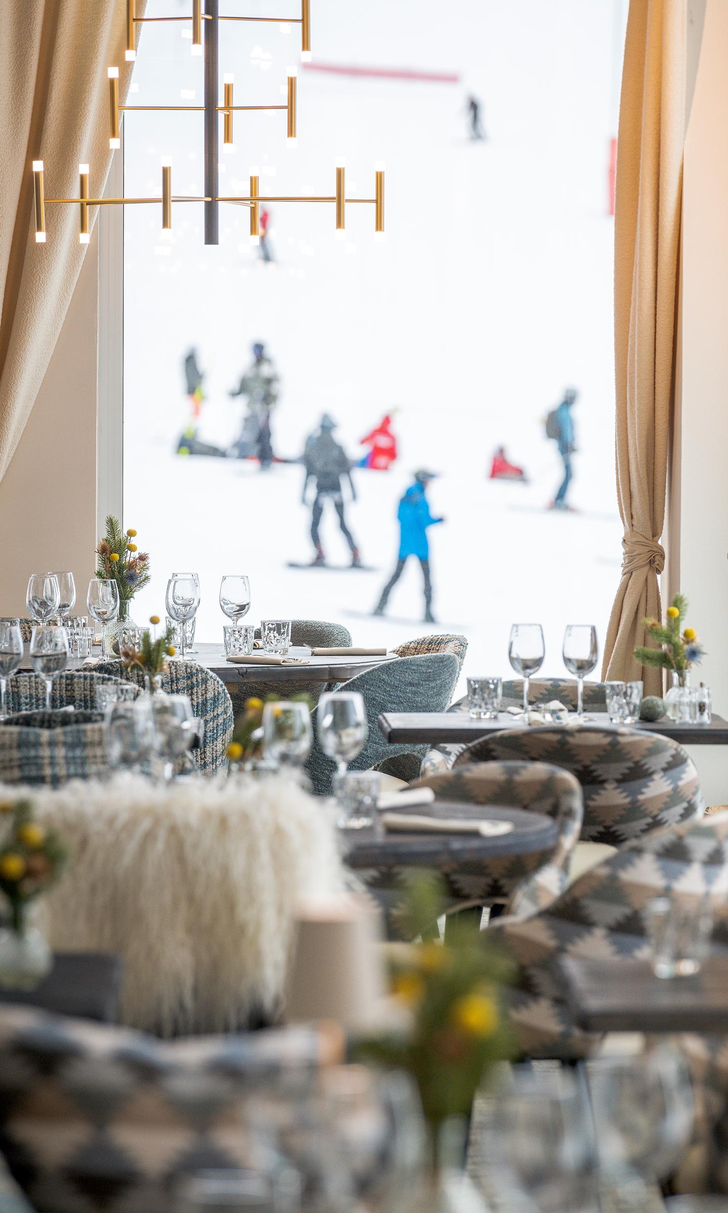 Tables du restaurant Le Bauhaus sur le front de neige de Flaine - Hôtel & Résidence Alhéna