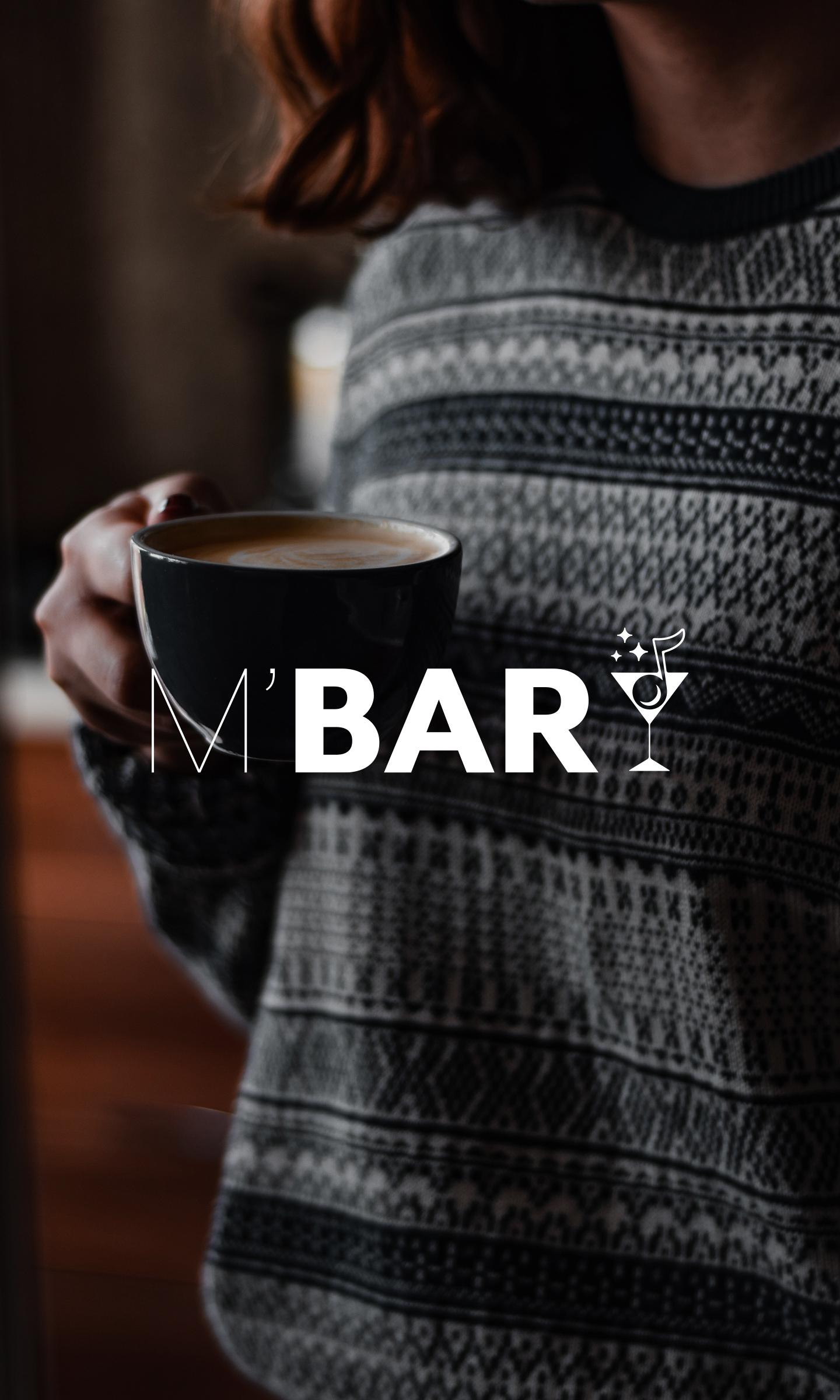 Une femme est en train de boire un café au M'Bar - Bar lounge & Cosy