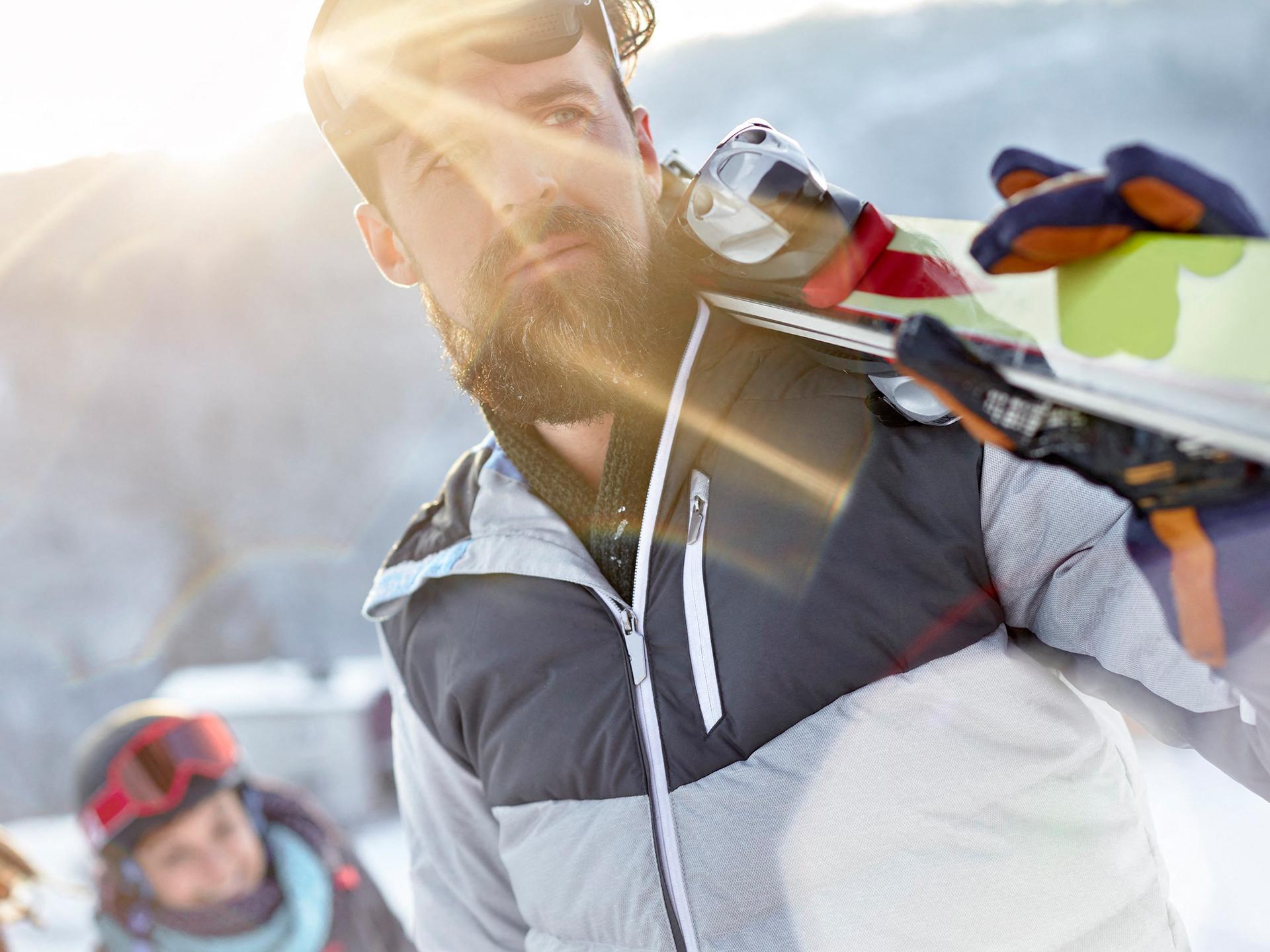 Hôtel Akoya - Valmorel - Homme qui porte des skis