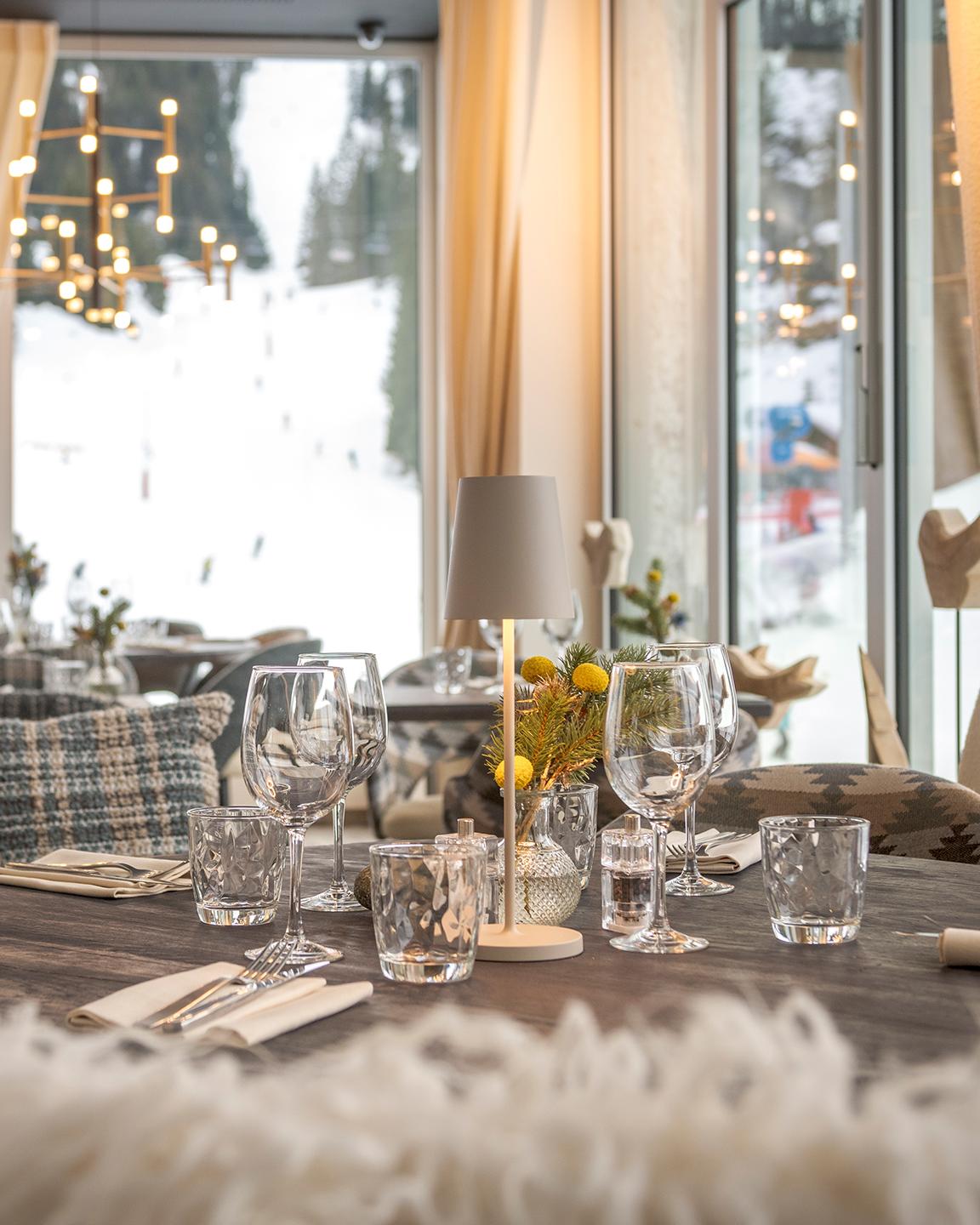 Table du restaurant Le Bauhaus de l'hôtel & résidence Aléna à FLaine