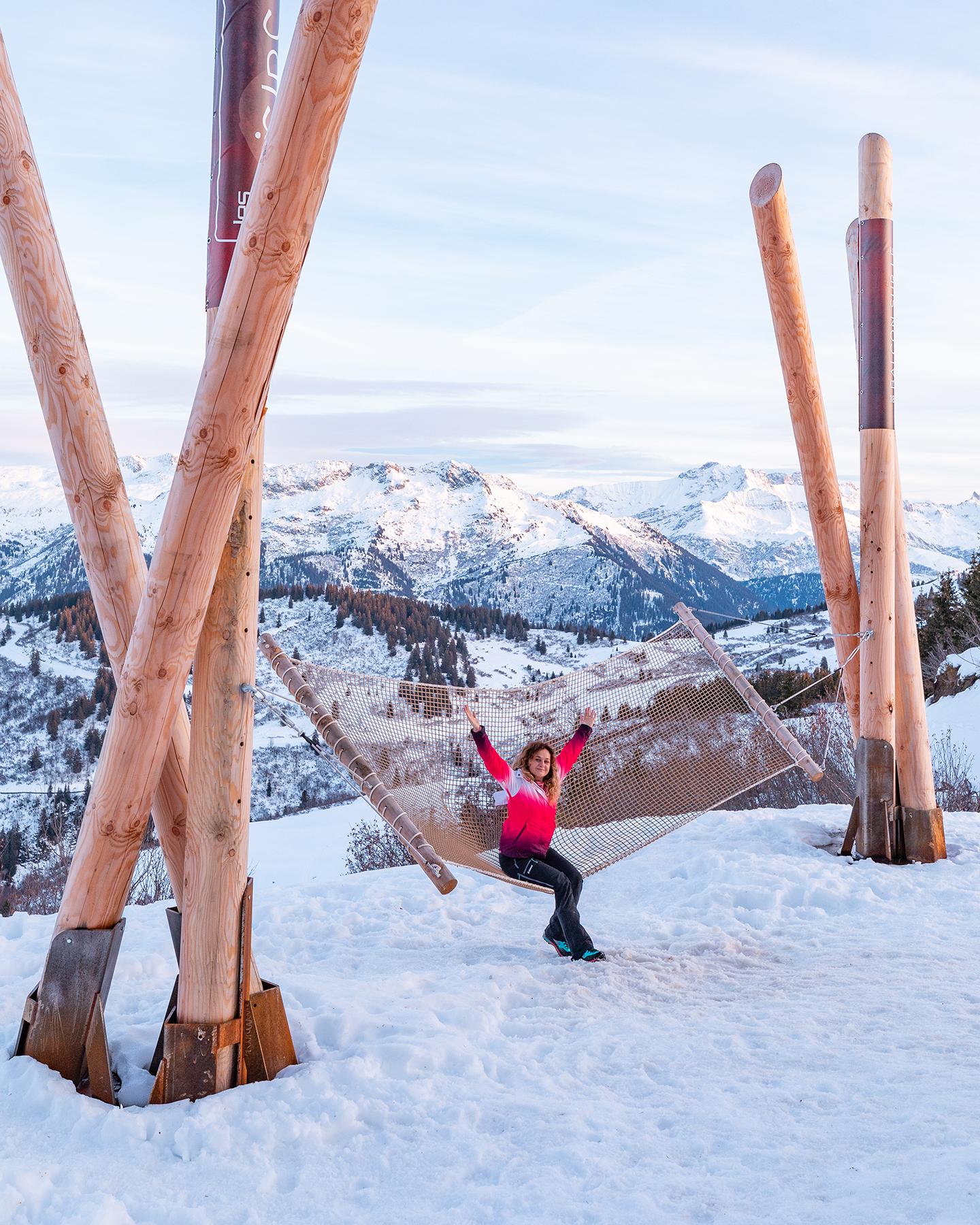 Selfie depuis un hamac géant avec beau panorama sur les montagnes enneigées des Saisiesaisies en hive