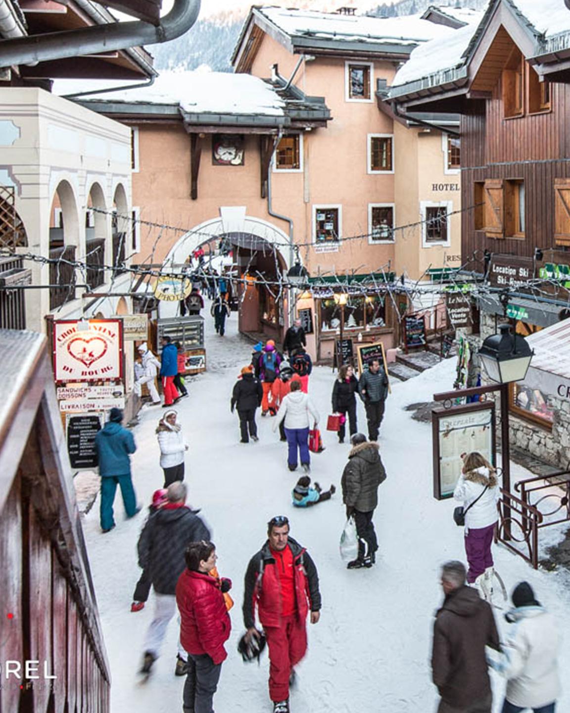 Vue sur les rues piétonnes du village de Valmorel en hiver