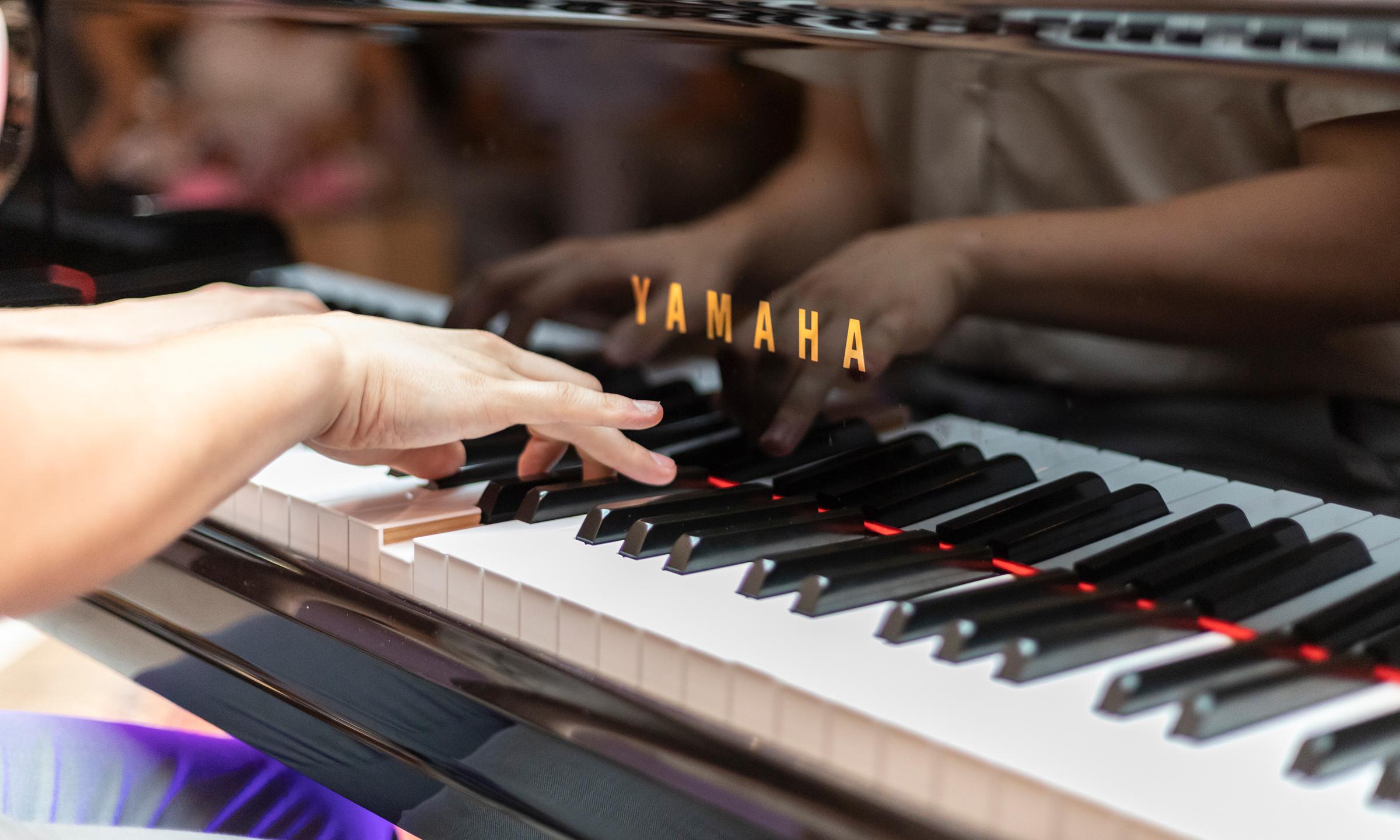 Un musicien joue du piano lors d'une soirée concert Piano Bar