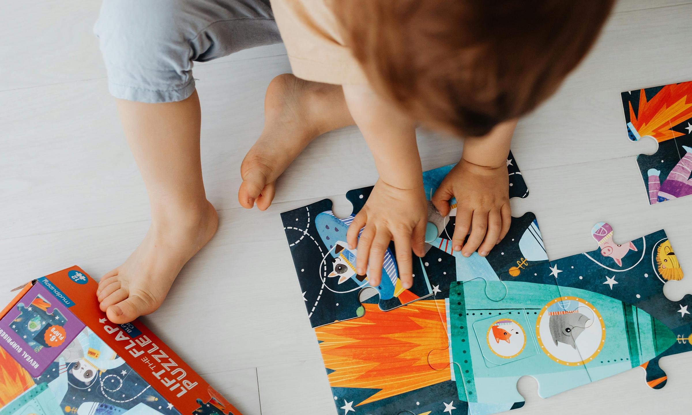 Un enfant est en train de faire un puzzle