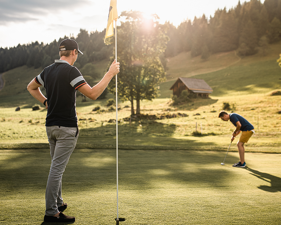 Amis jouant au golf au Grand-Bornand 