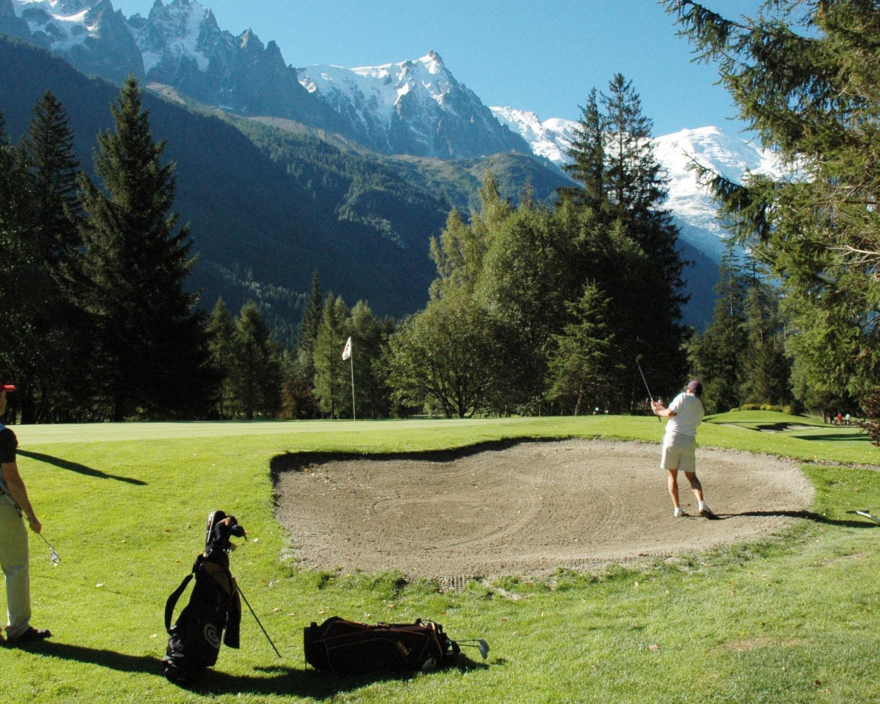 groupe de personnes jouant au golf 