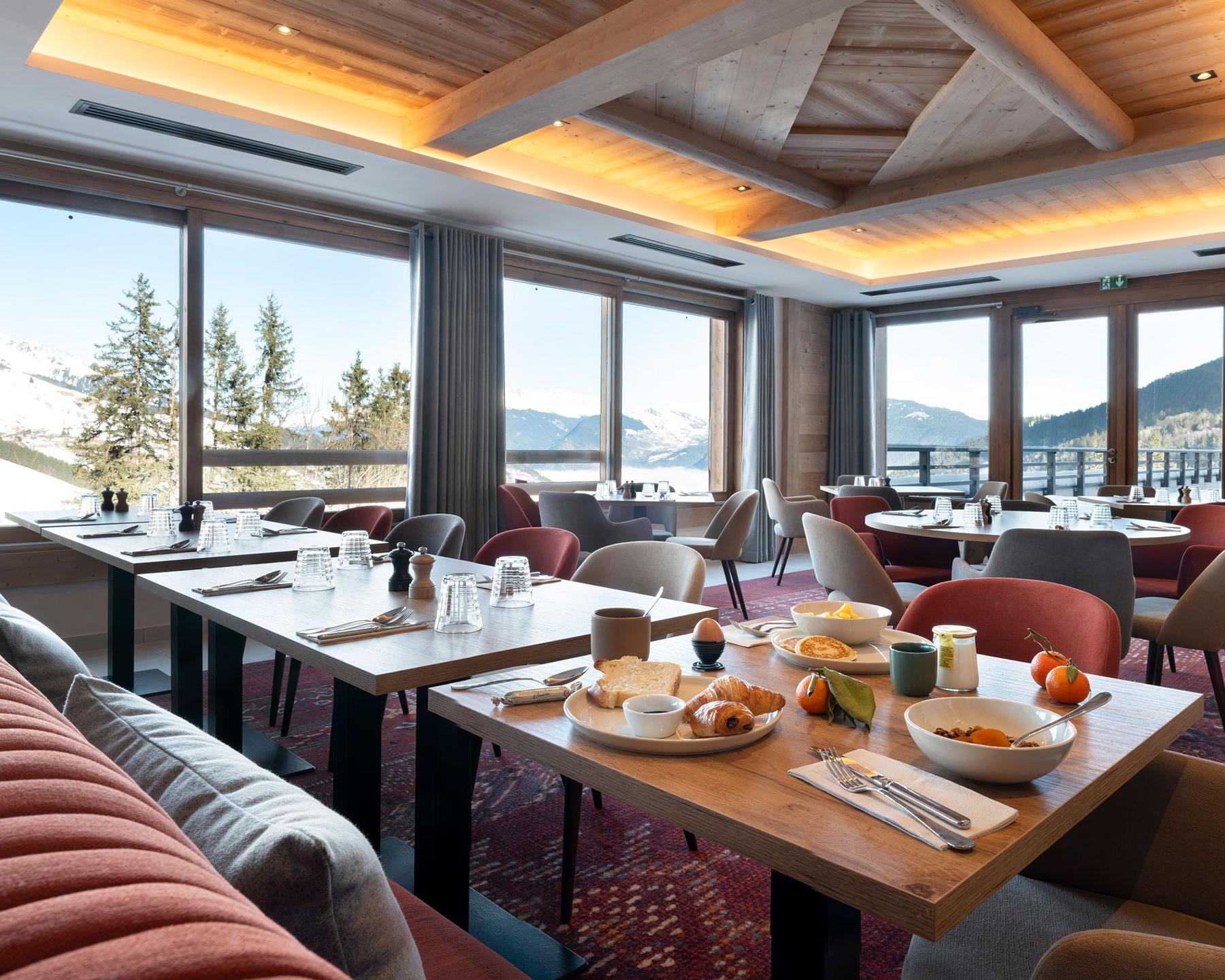 Akoya - Valmorel - Salle petit-déjeuner avec vue sur les montagnes