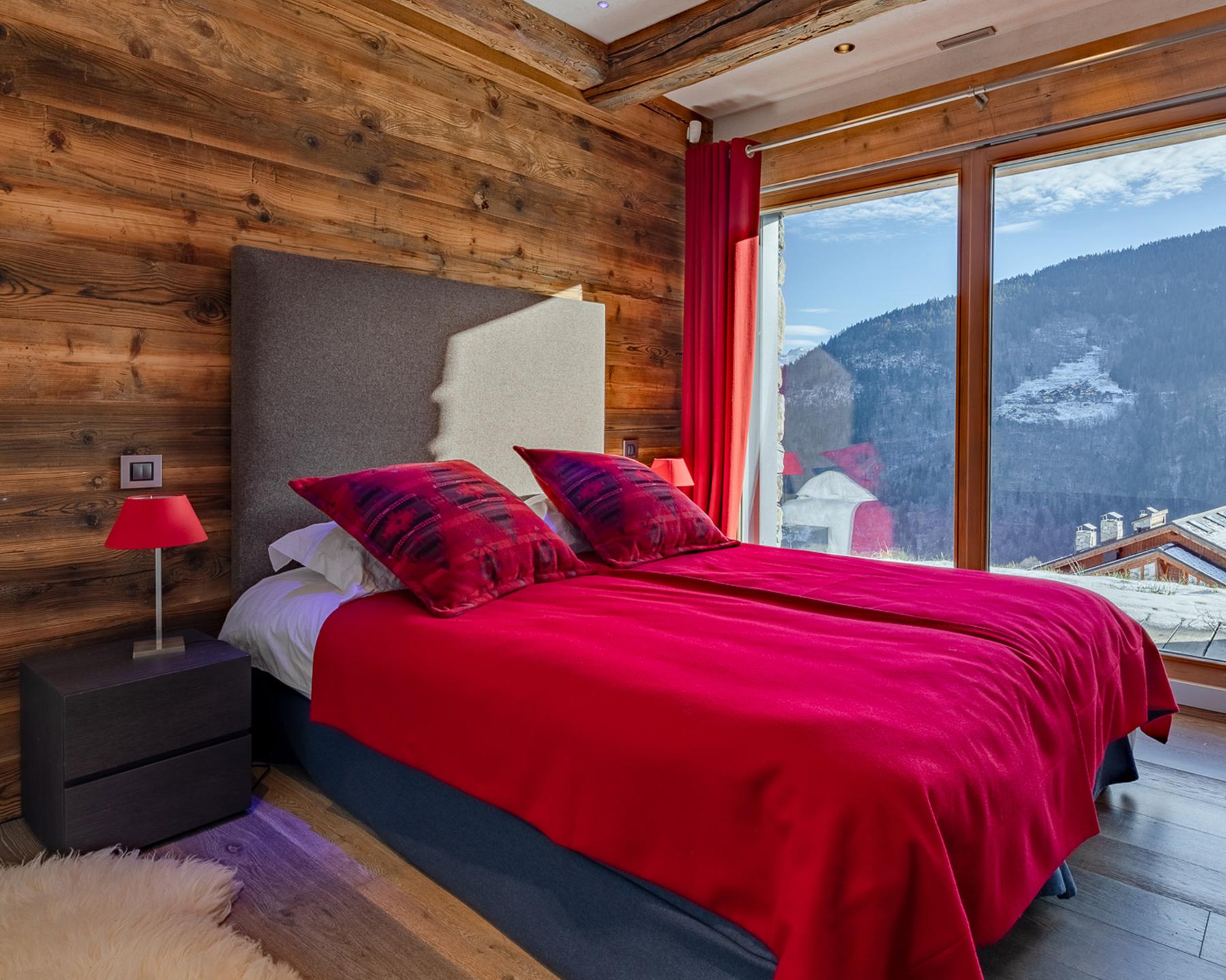 Chambre aux tons rouges du Chalet Apsara à Méribel