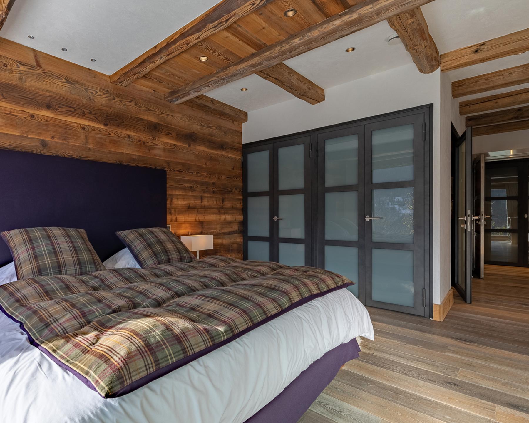 Chambre aux tons violets du Chalet Apsara à Méribel