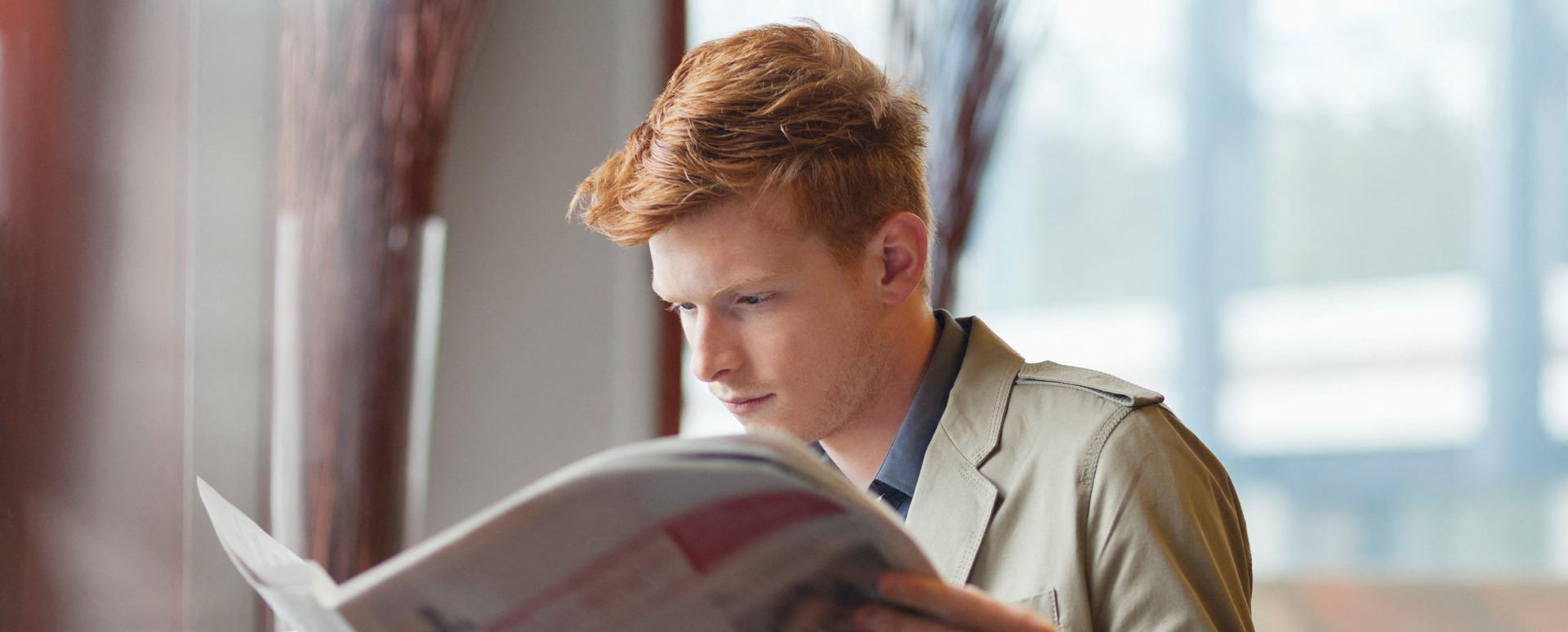 Hôtel Akoya - Valmorel - Services - Homme en train de lire un journal