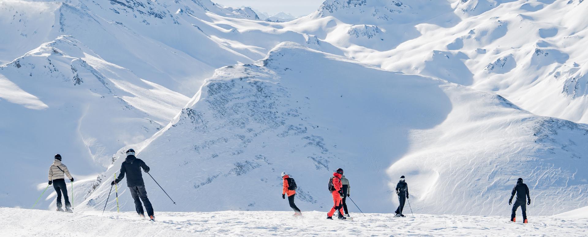 Groupe de skieurs et snowboarders